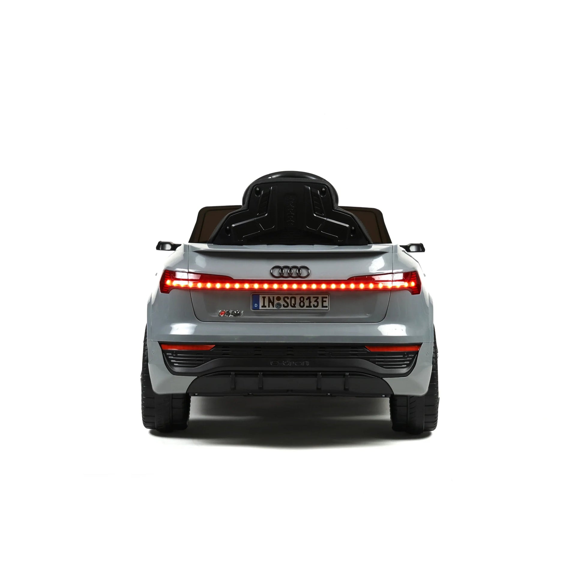 Audi SQ8 E-tron — dettaglio cruscotto e volante